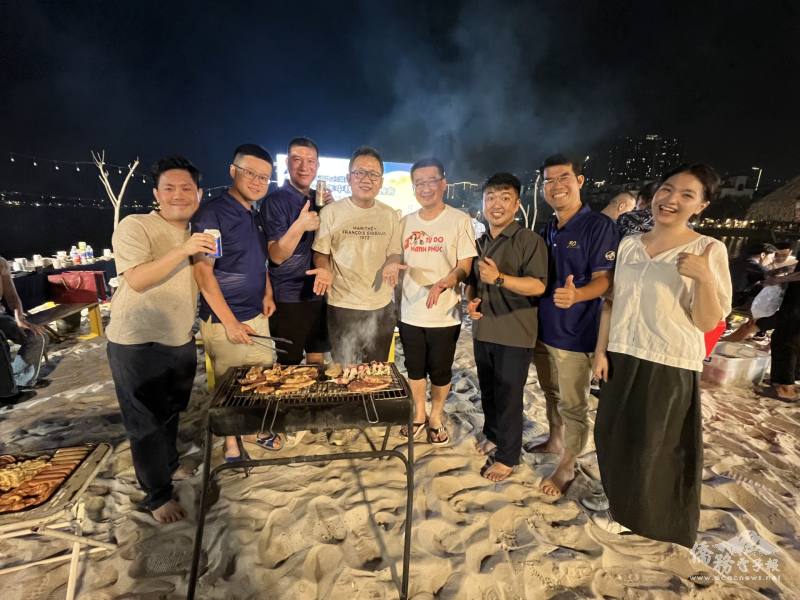 劉世忠與臺商朋友們一起烤肉慶中秋