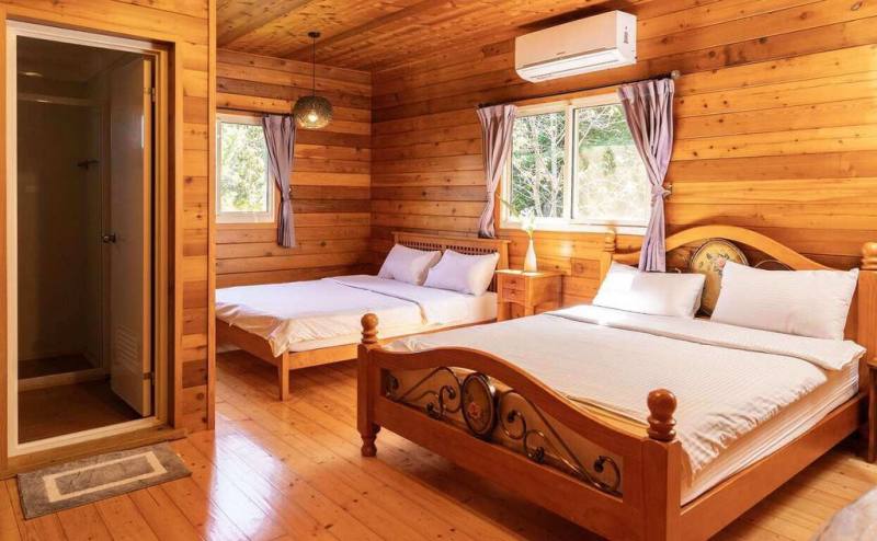 雲林縣政府與國立雲林科技大學合作，透過導入設計美學與專業能量，協助旅宿業者完成空間改造、品牌翻新與地方整合，打造古坑星級旅宿新形象。圖為完成階段改造的特色旅宿「幸福檜木屋」。（雲林縣政府提供）