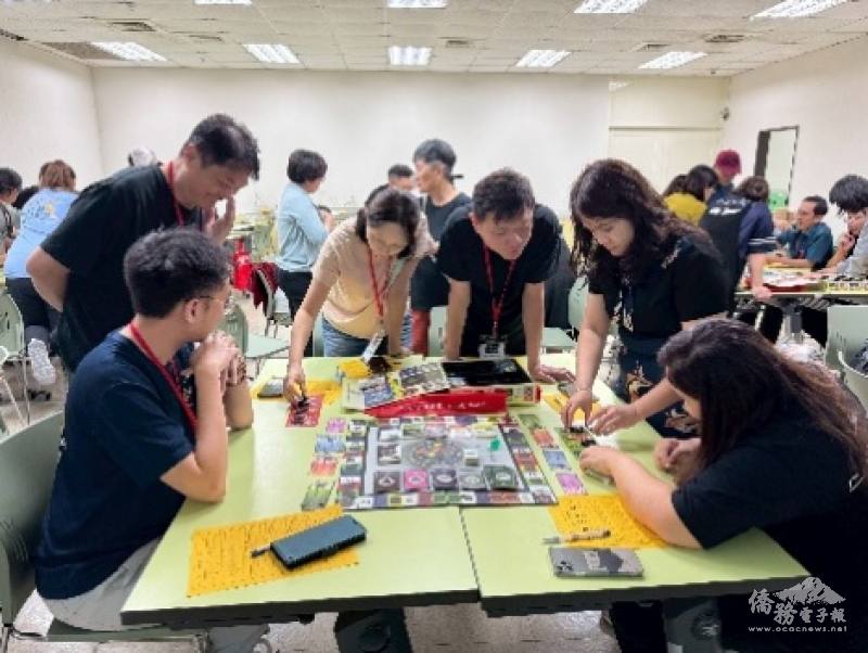 學員們在「翻轉教育-創新金融桌遊教學」課堂中分組體驗遊戲式教學法