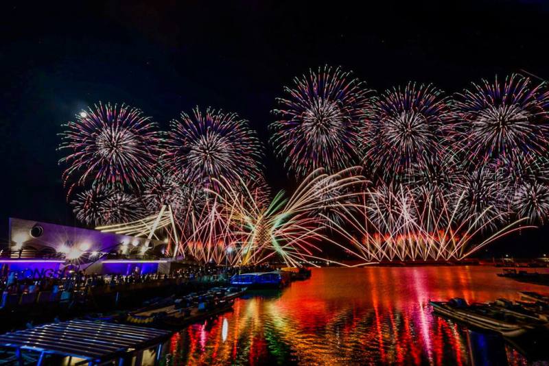 嘉義縣2025東石海之夏海上煙火秀6日晚間璀璨登場，12分鐘內施放1.8萬發煙火，讓現場約7萬觀眾在中秋佳節留下最美回憶。（嘉義縣政府提供）