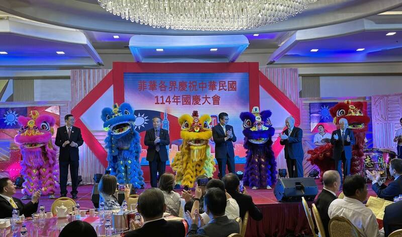 菲律賓僑界6日舉行中華民國114年國慶晚會，席開近60桌，由菲華僑聯協會會長馮永恩（台上中）擔任主席，駐菲代表周民淦（台上左2）也出席同慶