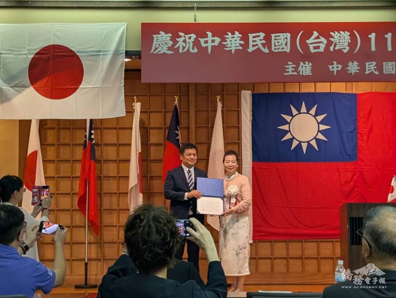 劉拓副處長代洪英傑處長頒發感謝状