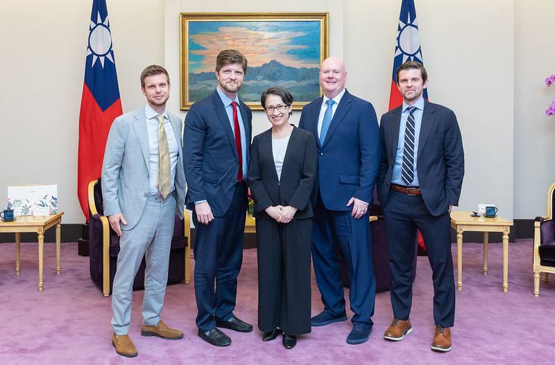 副總統與「傳統基金會」亞洲資深研究員葉望輝及媒體人賽斯頓乙行合影