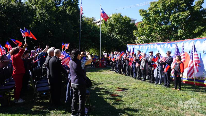 大華府地區僑界於10月5日上午在華埠舉行隆重的升旗典禮慶祝