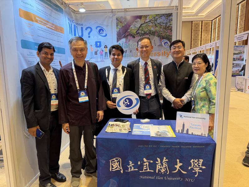 台灣10所學校組團到印度參加高教展，希望招收優秀印度學生到台灣就讀。圖為國立宜蘭大學在高教展的攤位