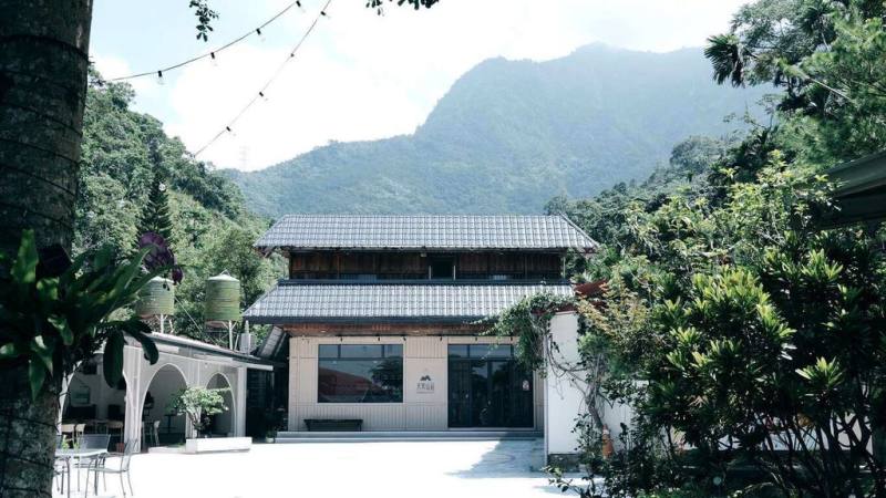 雲林縣政府攜手國立雲林科技大學，透過導入設計美學與專業資源，翻轉古坑旅宿硬體環境，其中「天秀山莊」採用在地建材重現三合院氛圍，營造靜謐空間。（雲林縣政府提供）