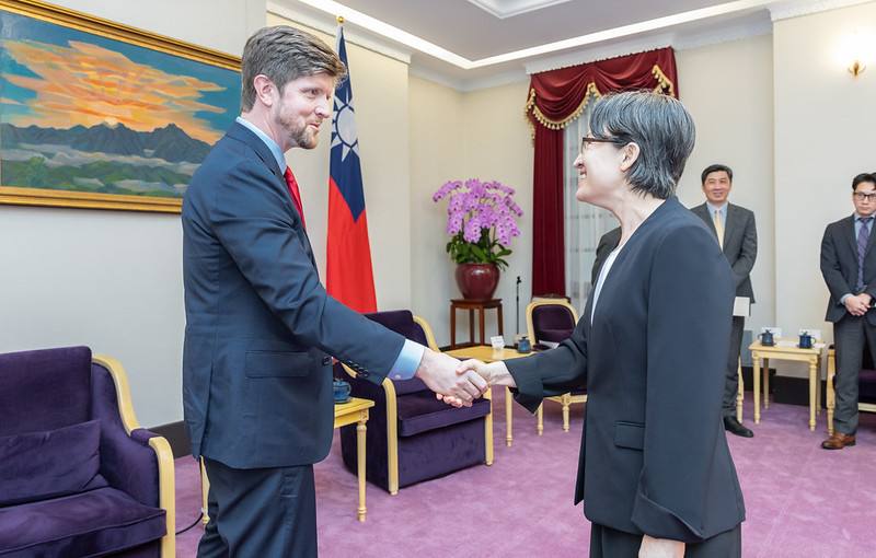 蕭美琴副總統日前接見「傳統基金會」亞洲資深研究員葉望輝(Stephen Yates)及媒體人賽斯頓(Buck Sexton)乙行