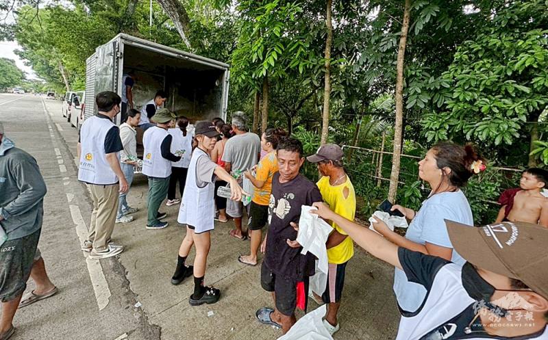 宿霧臺灣協會幹部運送物資