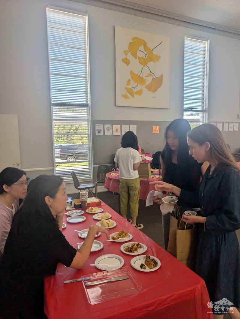 學生認識豆沙及鳳梨口味的中秋月餅及綠豆椪