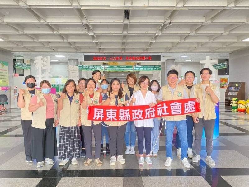 屏東縣政府社會處支援花蓮洪災災民關懷等服務，派遣社工前往光復鄉大進國小，7日上午社工們在屏東縣府大廳集結，準備出發前往花蓮。（屏東縣社會處提供）