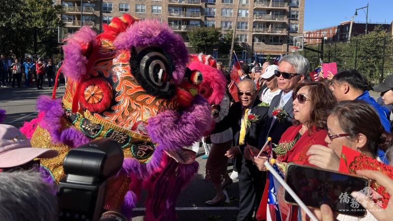 舞獅采青表演祝賀普天同慶