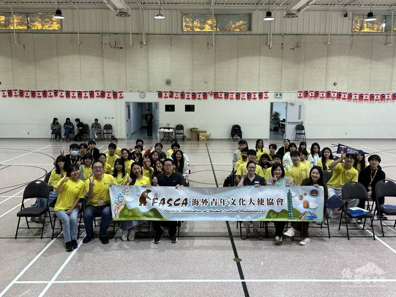 升學講座與中心主任、學員及老師們合影 鼓勵學員們應及早準備邁向學習新里程。