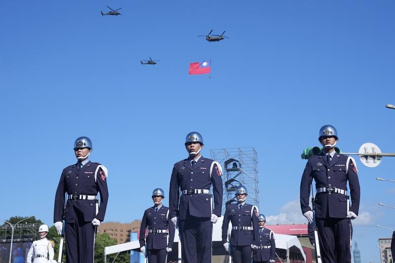 114年國慶大會預演6日在總統府前登場，進行至國歌領唱儀式時，空中2架UH-60M黑鷹直升機伴飛1架吊掛巨幅國旗的CH-47SD契努克運輸直升機，共同飛越凱達格蘭大道上空