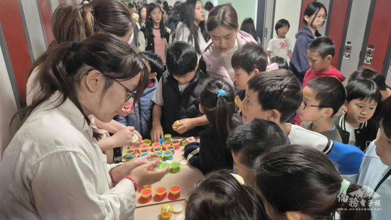 「月餅製作坊」，學生們使用傳統月餅模具，將紙黏土填入印模，創作出形狀各異、栩栩如生的月餅作品