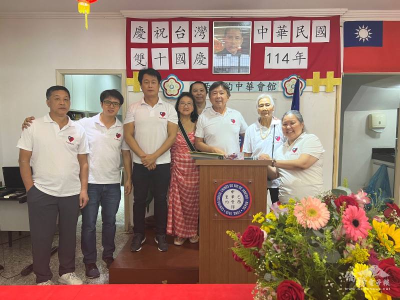 里約中華會館會長郭文豪（右三）與理監事合影