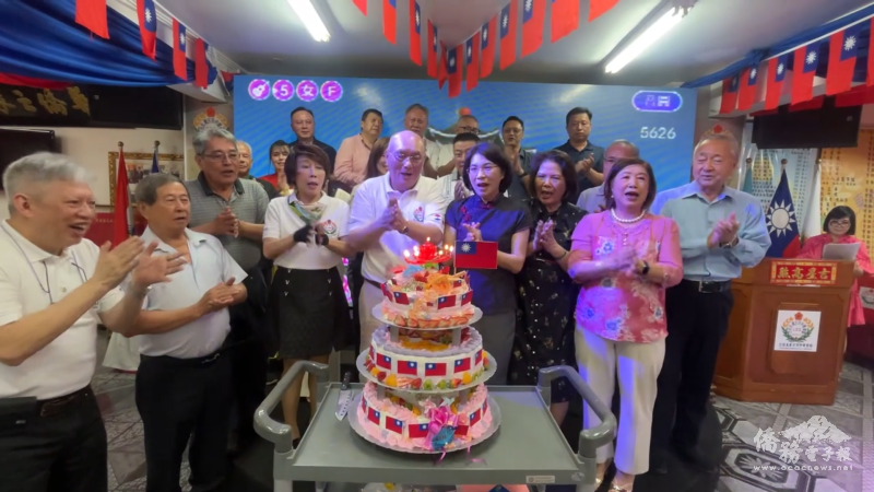 全場來賓齊聲祝賀中華民國生日快樂