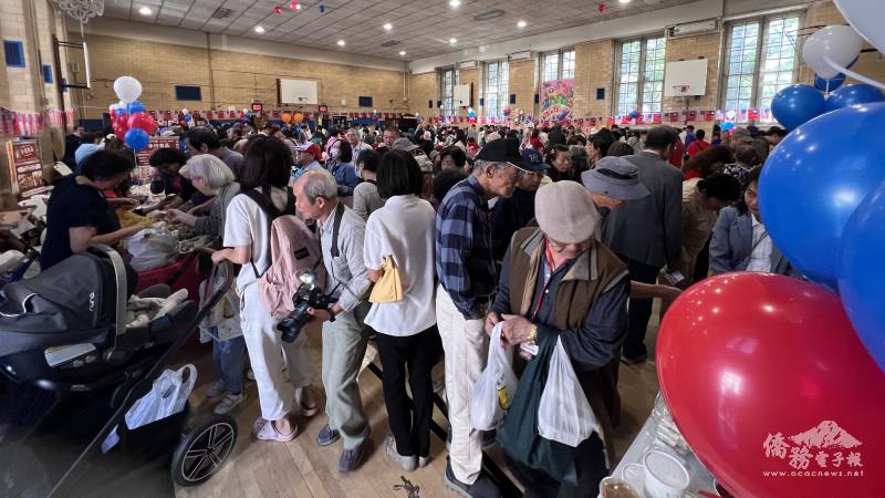 大紐約皇后區升旗典禮與美食會，僑民扶老攜幼參與盛況