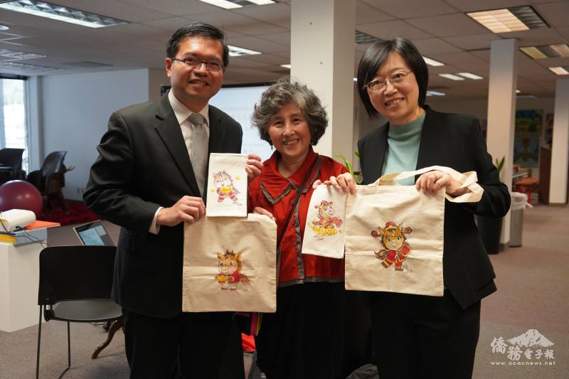 陸璋致贈手繪馬年帆布袋，祝福馬到成功