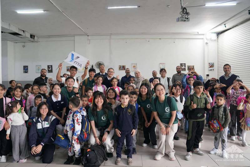 慈濟基金會土耳其志工、滿納海校長及全體師生熱烈歡迎遠道而來的貴賓。