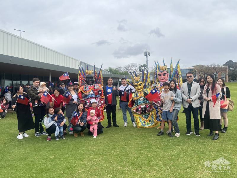 「電音三太子」吸引眾多僑民駐足合影