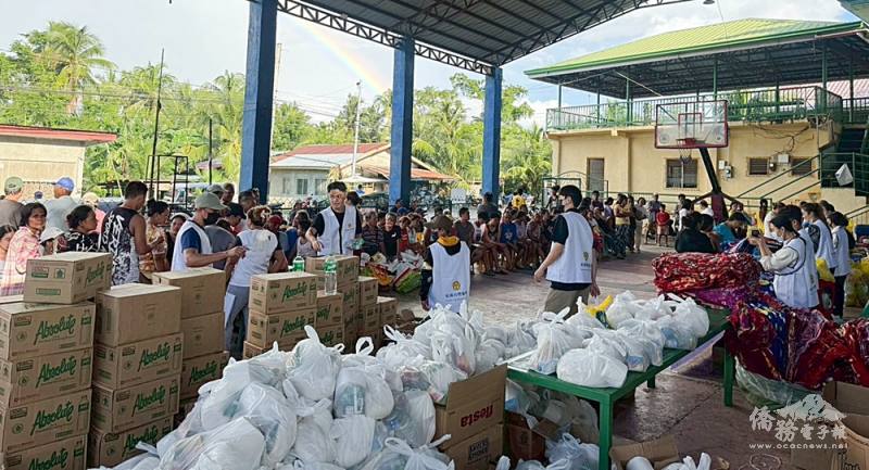 露天廣場上物資就緒等待發放村民