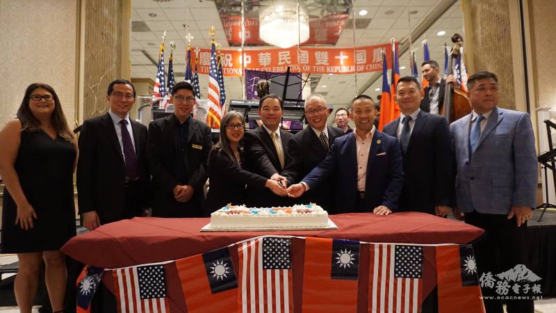 馬州台美協會會長李智源與貴賓們一起切蛋糕，祝福中華民國生日快樂