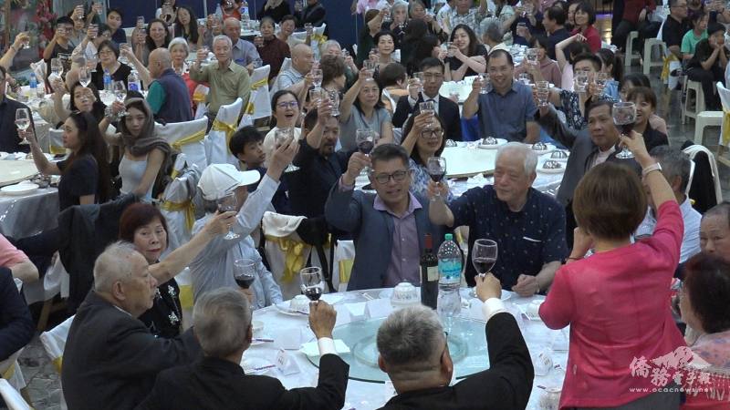 僑胞舉杯慶祝中華民國114年生日快樂