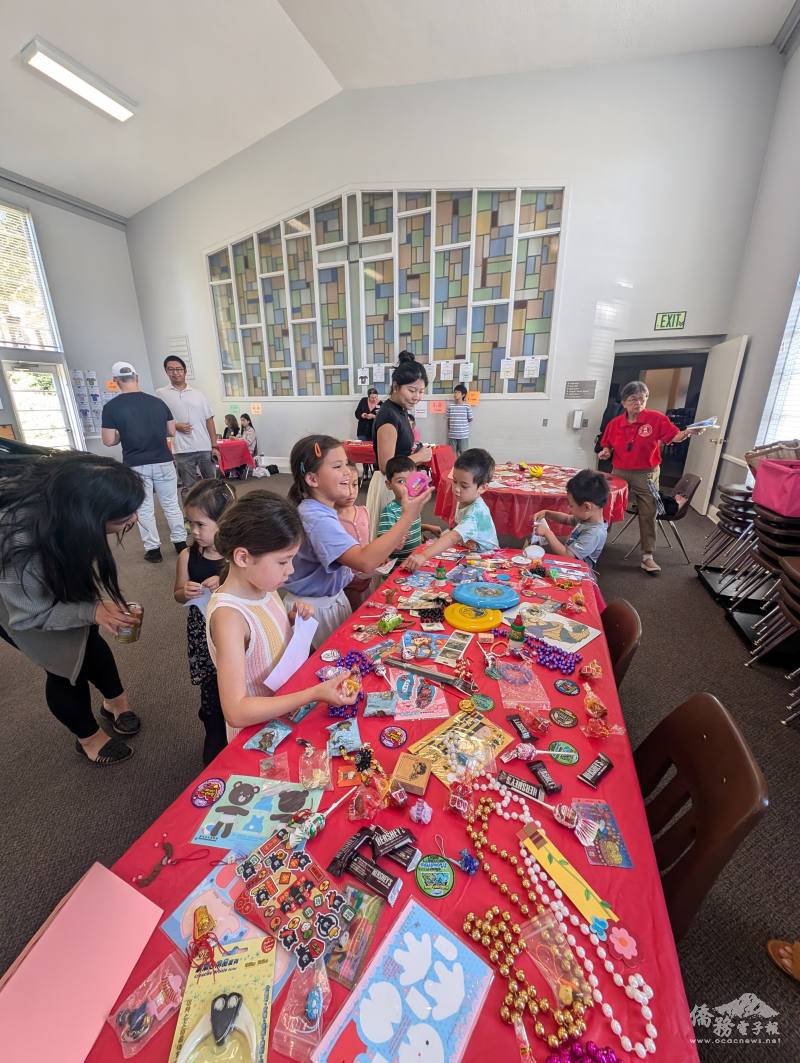 學生在藏寶桌兌換中秋禮物