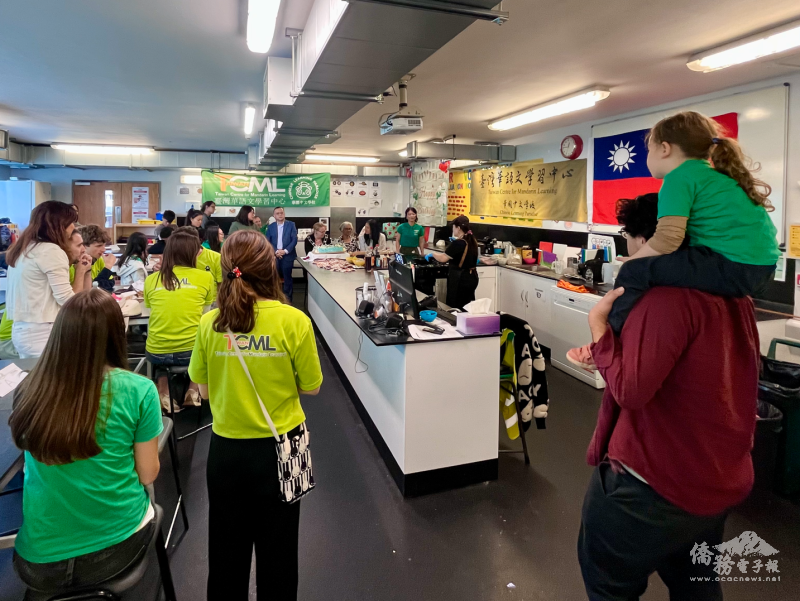 參與的華園中文學校及TCML師生專心觀看廚師Amanda示範如何製作經典臺灣菜