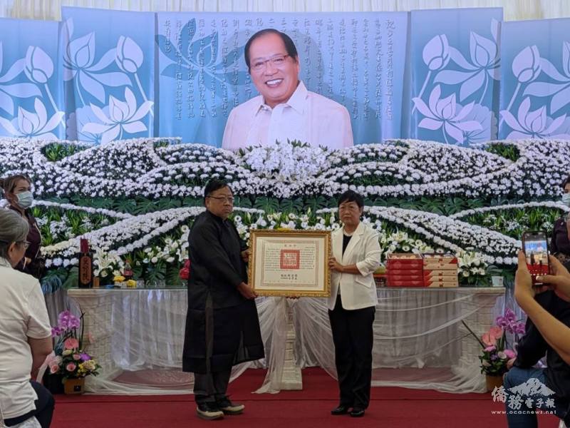僑務委員會委員長徐佳青代頒總統褒揚令,由謝世英先生長子謝宗憲代表受頒。