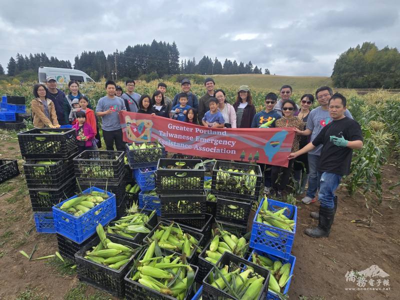 參與志工服務活動的在地鄉親合影