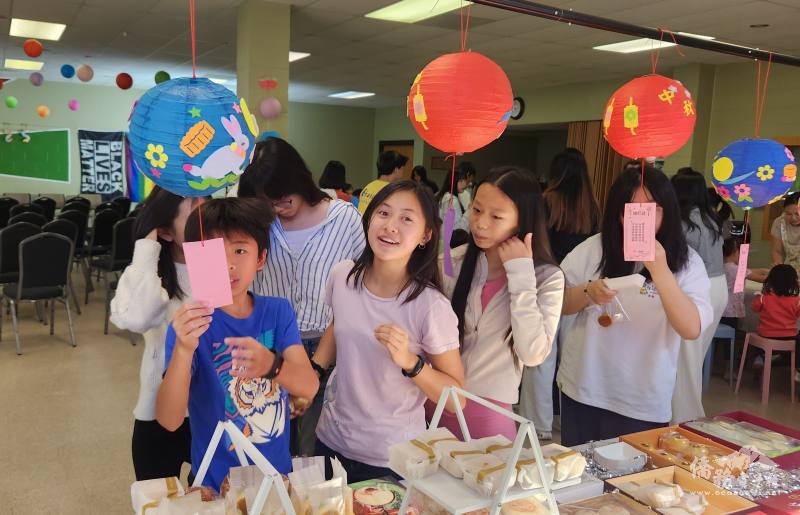 洛麗中文學校學生們試猜燈謎