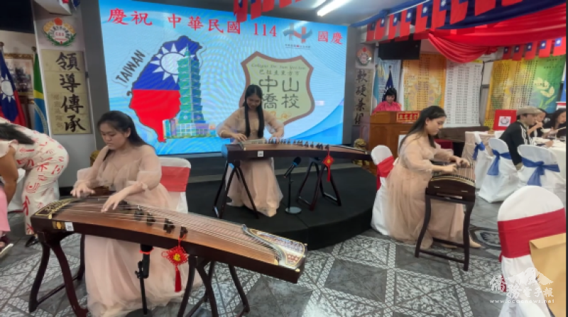 中山僑校三位女同學表演〈四季紅〉等膾炙人口的曲目，獲得滿堂彩