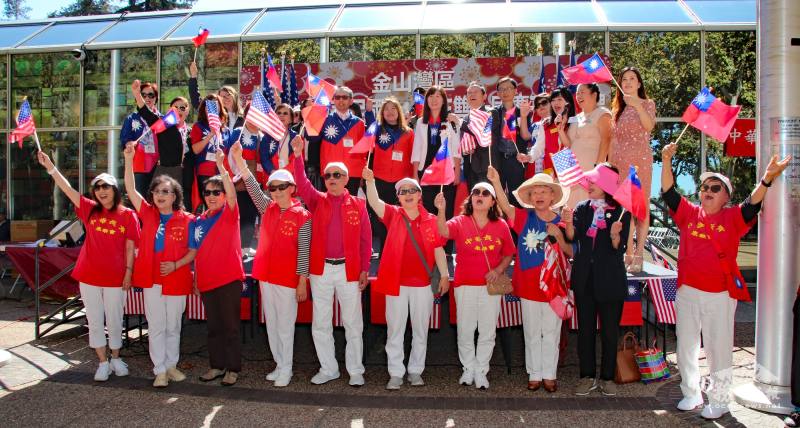 全體大合唱祝賀國慶