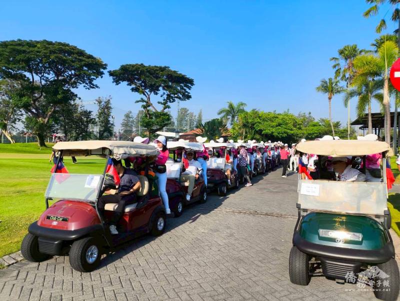 高爾夫球車插滿青天白日滿地紅國旗