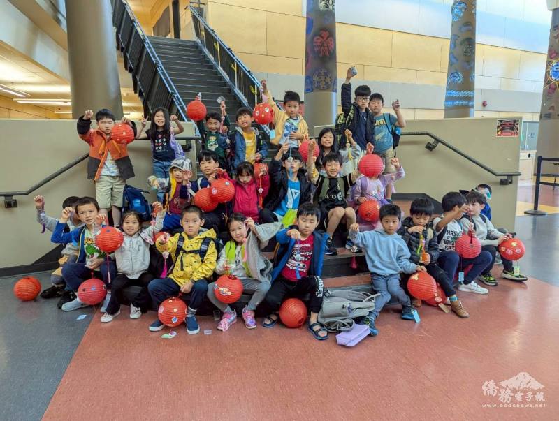 學生們完成燈籠創作後開心展示及合影