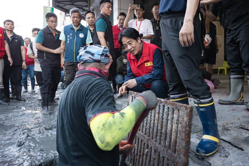 因應樺加沙颱風造成花蓮地區重大災情，賴清德總統5日下午再度前往花蓮了解災後復原進度，並前往和平街及佛祖街關心當地受災民眾