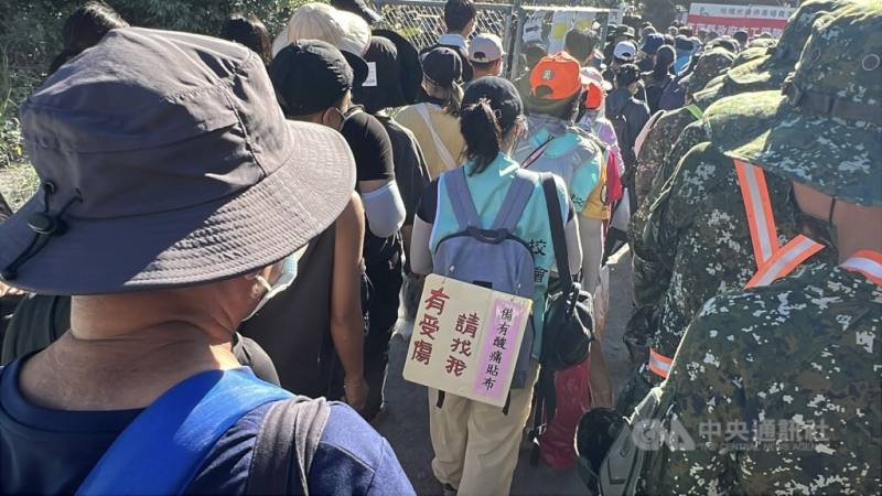 中秋節連假首日志工和軍人湧入光復鄉災區，4日「鏟子超人」明顯減少，由專業志工接手，也有護理相關年輕女子。（中央社檔案照片）