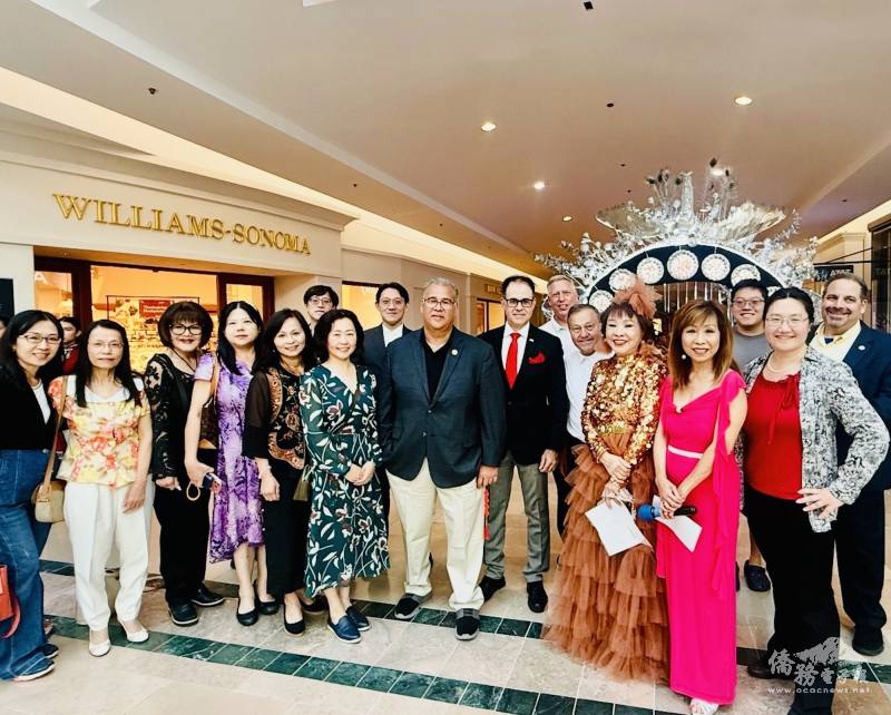 「中秋燈籠展」開幕現場熱鬧繽紛，彩燈高掛、人潮如織，貴賓雲集，共同為活動揭開序幕。