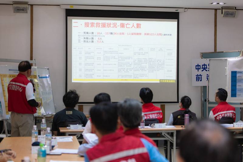 總統首先抵達「前進協調所」聽取總協調官暨行政院政務委員季連成簡報