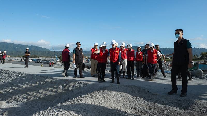 總統前往視察馬太鞍溪堤防與橋梁施作進度
