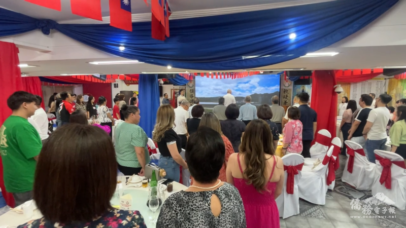 東方市中華會館理事長朱榮卿帶領全體來賓齊唱中華民國國歌