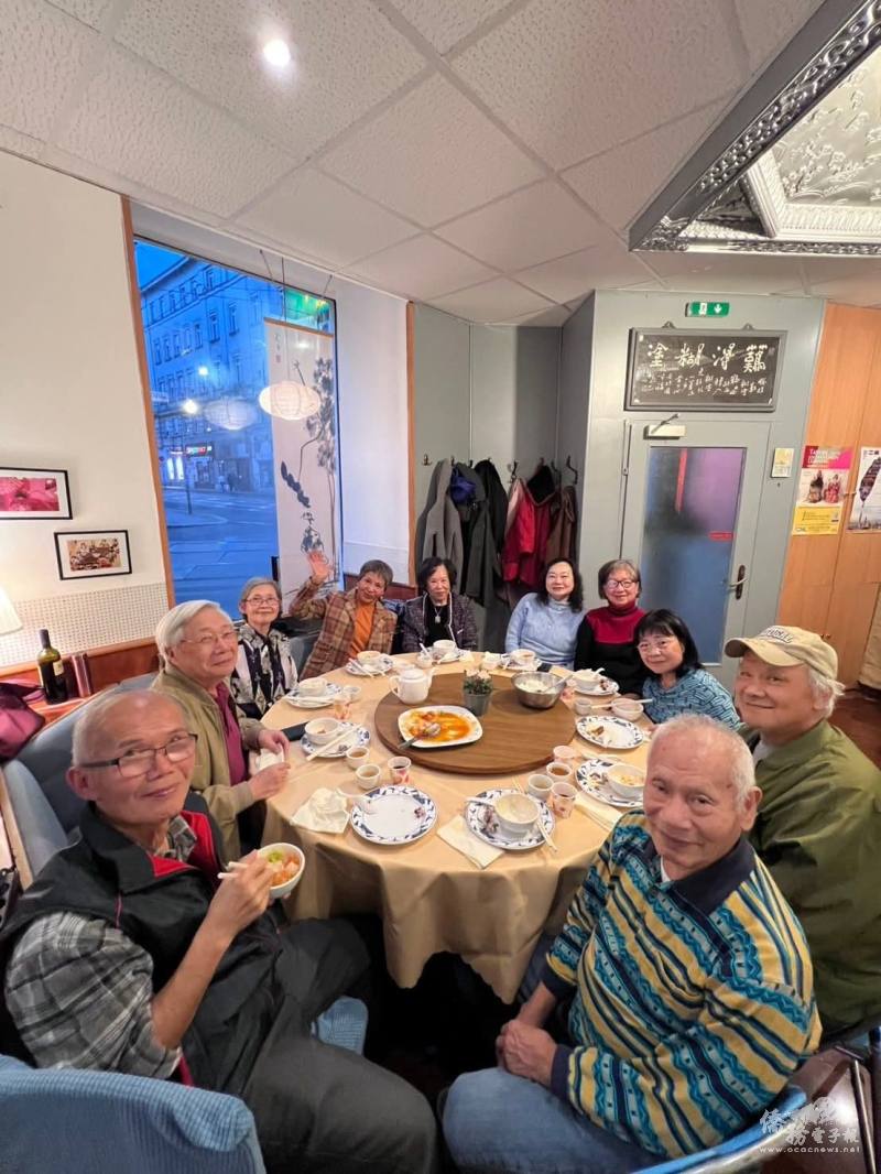 奧地利臺灣協會中秋聚餐，眾人歡聲笑語，圓桌共享美食