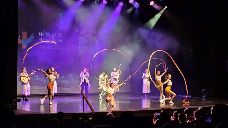 僑務委員會國慶文化訪問團「當代樂坊」5日於阿根廷演出跨界國樂，舞台結合科技燈光、現代舞與體操，將傳統國樂轉化為宛如演唱會般的視覺與聽覺盛宴，與觀眾共同為台灣送上雙十快樂祝福