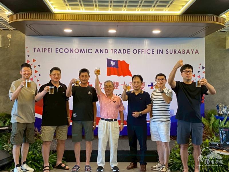 邱陳煜、副處長蔣忠良及愛鄉高爾夫球隊歷任隊長一同祝酒慶祝國慶