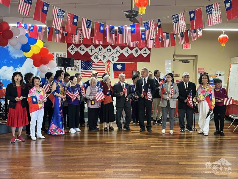 會員及貴賓高唱愛國歌曲