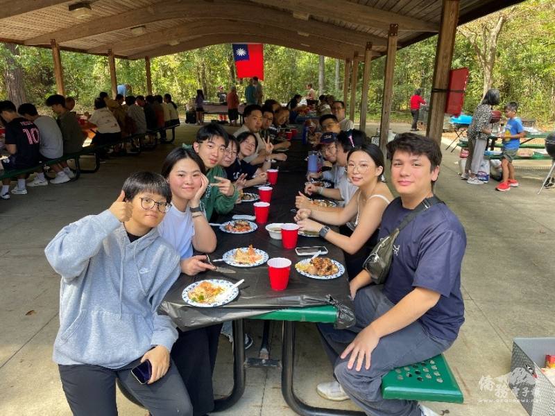 南卡羅來納大學臺灣同學會會長張巧力(左二)與學生群們