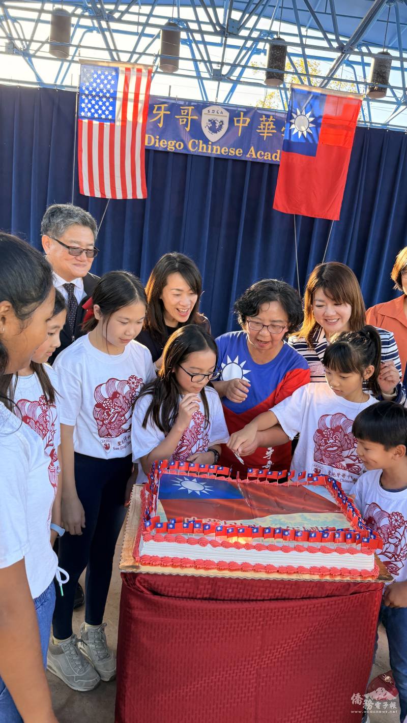 洛杉磯辦事處副處長陳令欣（後排左二）、橙縣文教服務中心主任蕭蓓如（後排右一）、僑務委員謝家樹（後排左一）、中華學苑校長孫麗敏（後排右二）與中華學苑兒童合唱團生日切蛋糕