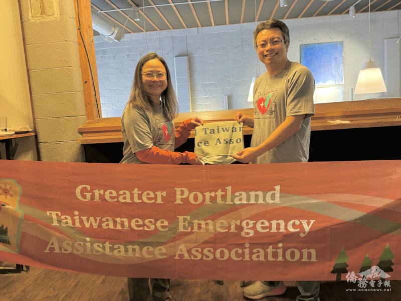 急難救助協會前後任會長陳宏麒（右）與路祥琦（左）交接