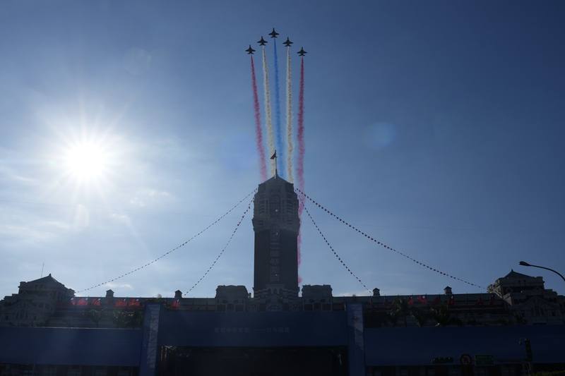 國慶籌備委員會6日下午在總統府前舉辦114年國慶大會預演，空軍雷虎特技小組壓軸衝場，5架勇鷹高教機飛過總統府上方施放彩煙